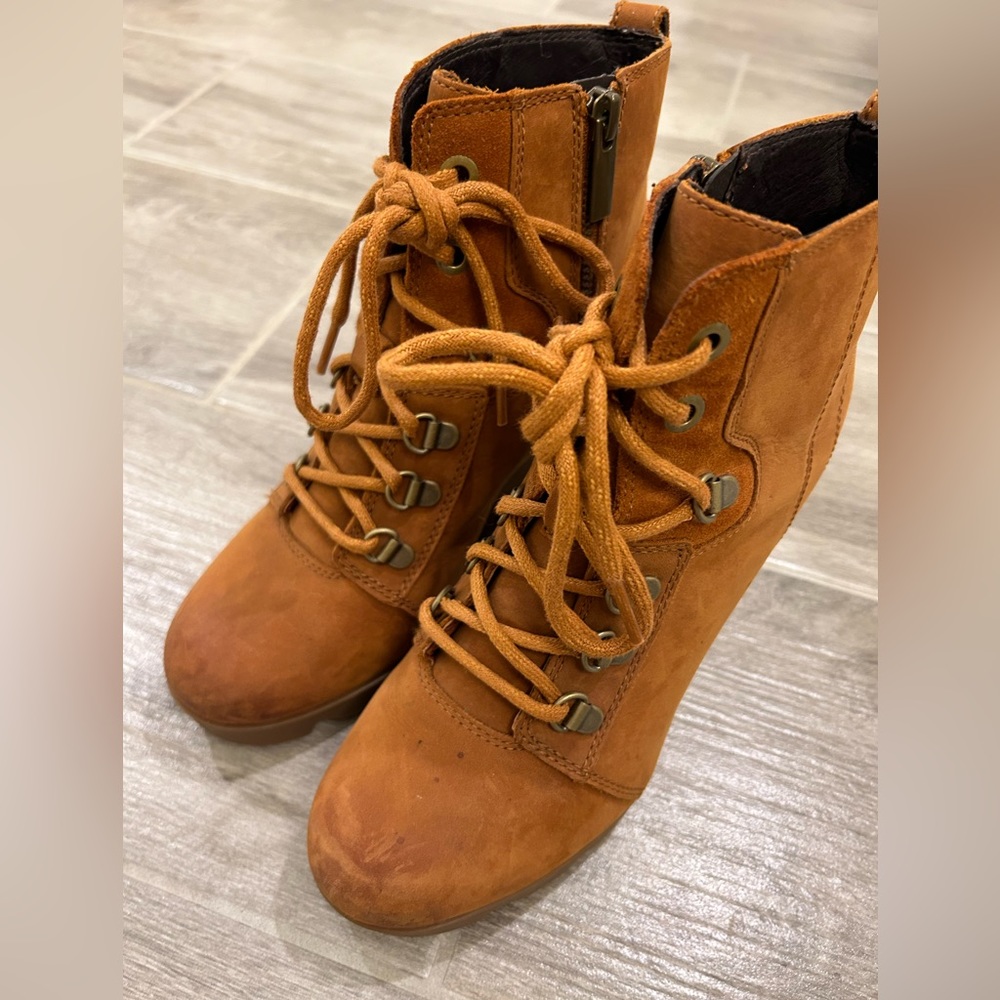 Sorel Wedge Boots Sz 7 Chesnut color
